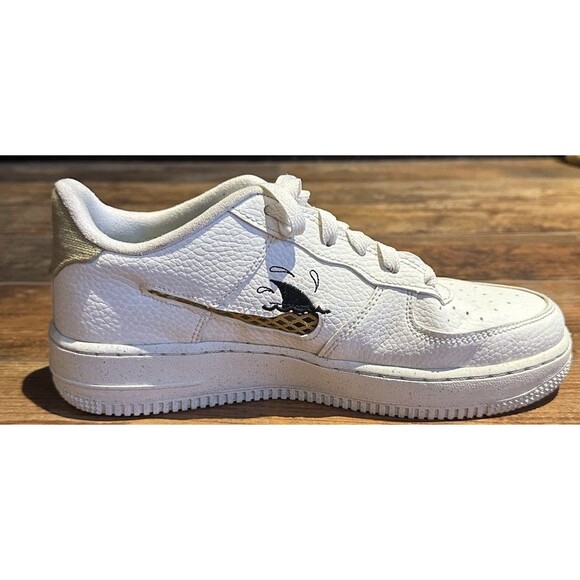 Nike Sun Club Air Force 1 Shoes Size 6.5Y White Shark Swoosh DQ7690-100 - Picture 5 of 9